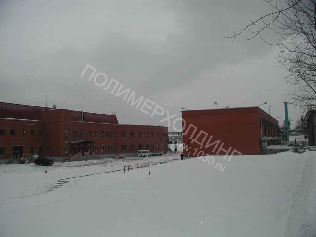 Справа - цех по производству нитей и тканей, слева здание офисов сотрудников завода.